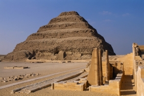 Imagen de la pirámide escalonada de DJeser y su recinto funerario