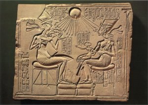Estela de Akhenaton y Nefertiti