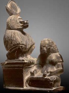 Thoth representado como babuino con la Luna sobre su cabeza.